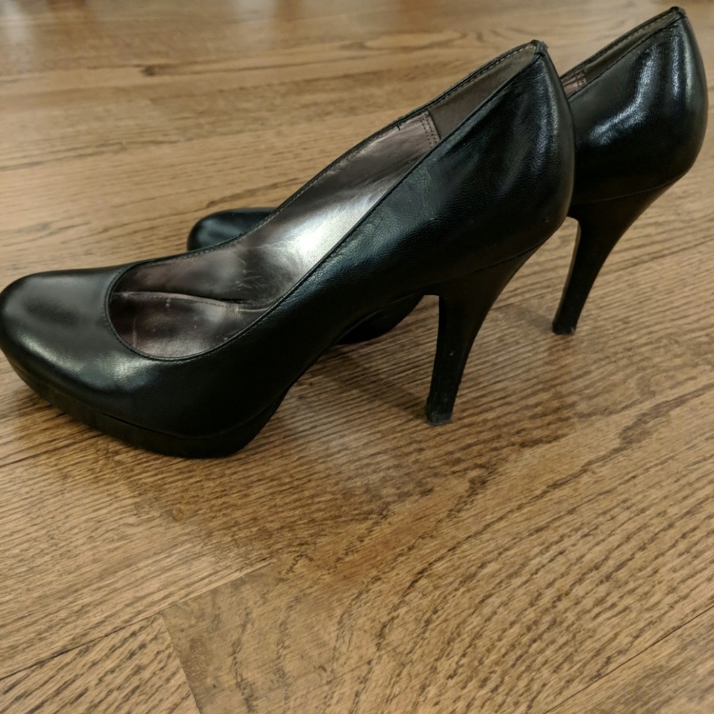 Black pumps